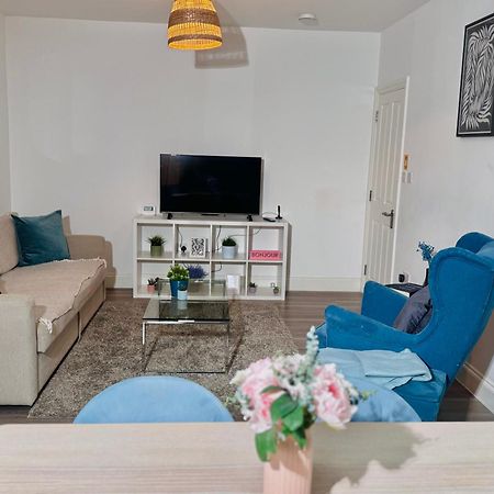 Cosy 1-Bed Flat 30Min To Central London & Parking Екстер'єр фото